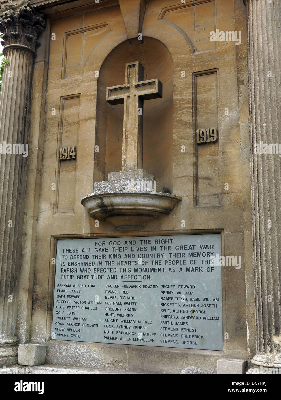 1914-1919 Grande Guerre Memorial et cross, abbaye de Lacock, Wiltshire, Angleterre,Lacock, SN15 Banque D'Images
