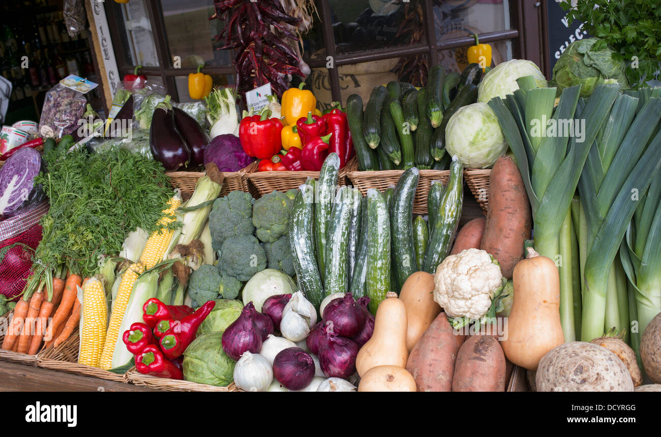 Les charrettes de fruits et légumes à l'extérieur de la boutique charcuterie, Broadway, Cotswolds, Worcestershire, Angleterre. Banque D'Images