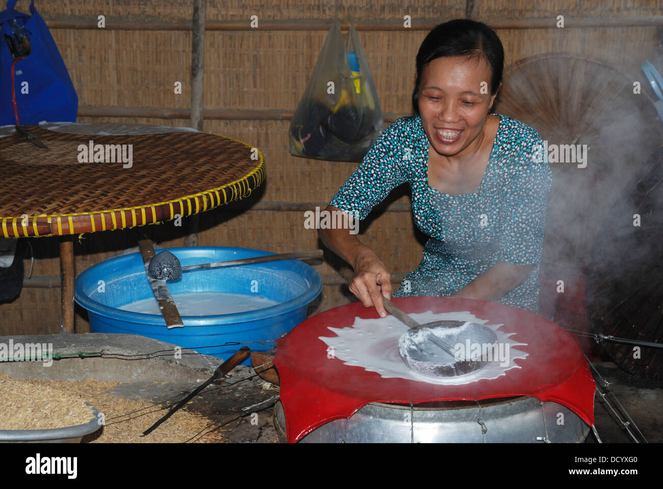 Faire du papier de riz. À Cai Be, Delta du Mekong, Vietnam. Banque D'Images