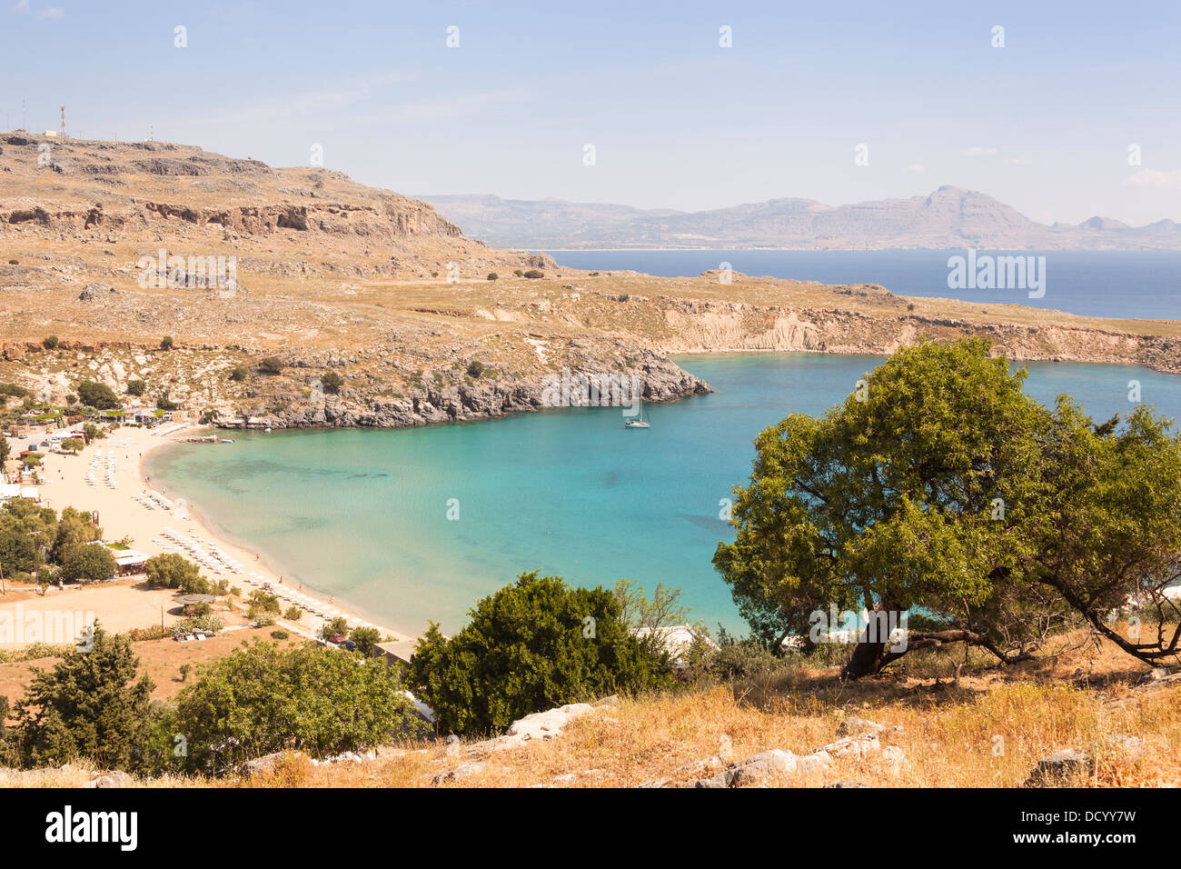 Vue sur la baie et la plage de Lindos, Rhodes, Grèce Banque D'Images