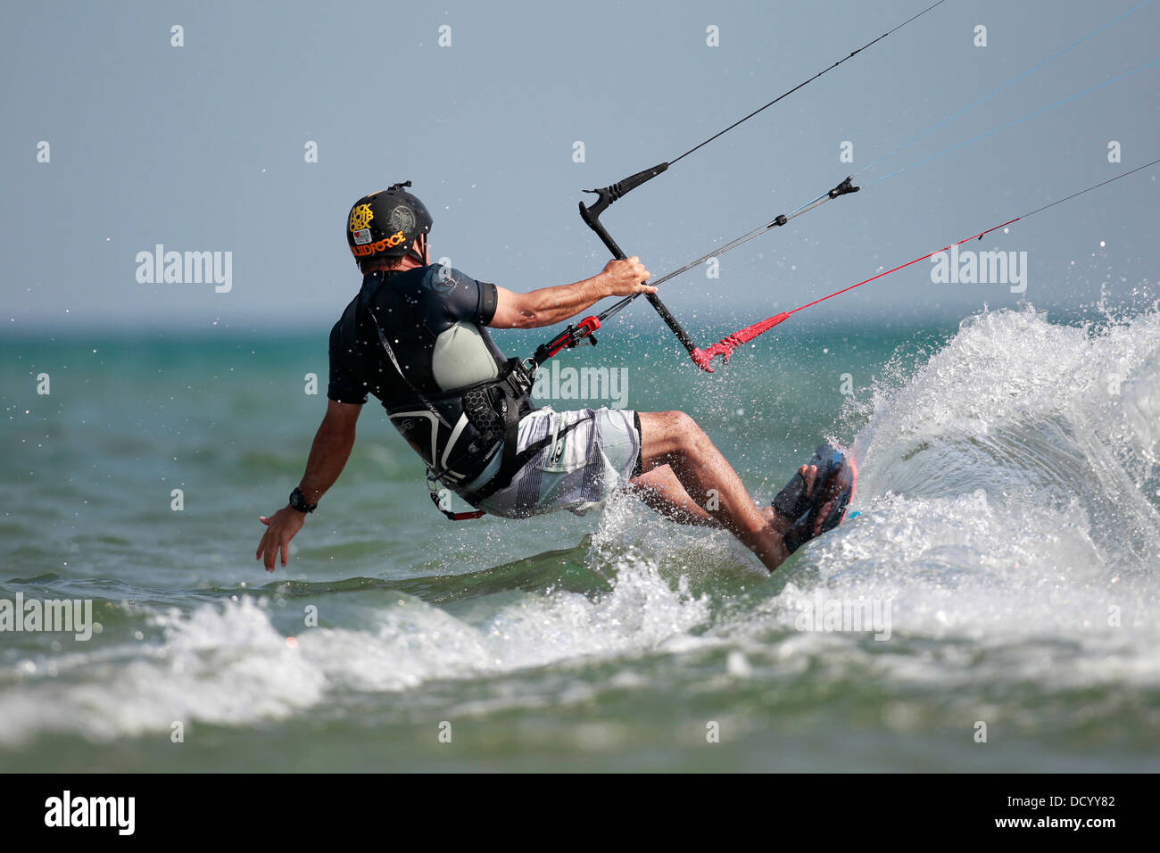 Un kiteboarder position au large, sur un lac. Banque D'Images