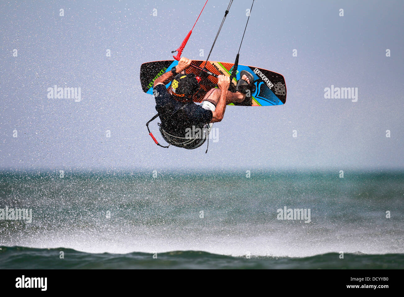 Un kiteboarder en plein vol au-dessus d'un lac. Banque D'Images