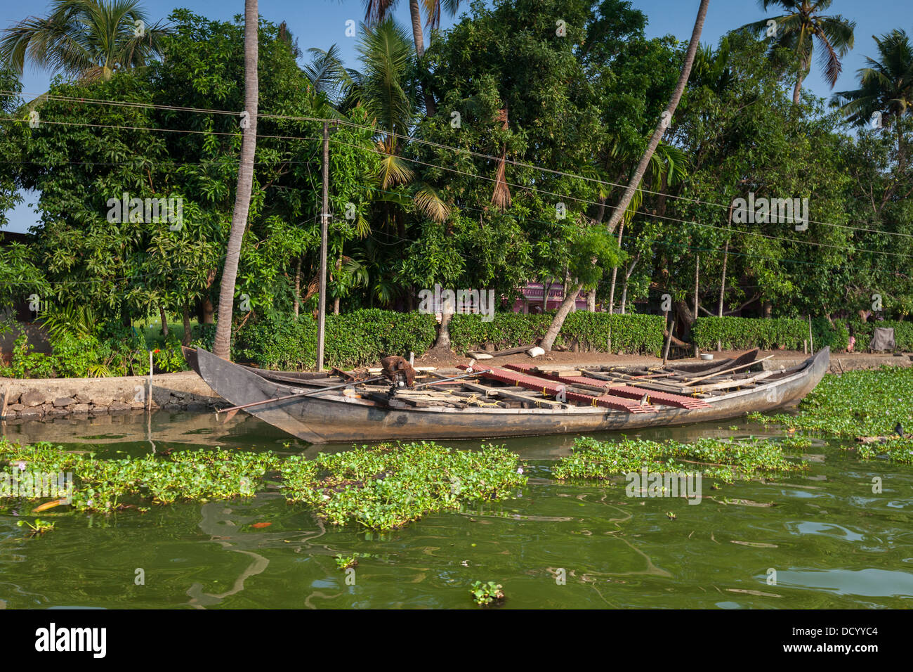Bateau amarré sur le canal système dans l'état indien du Kerala Banque D'Images