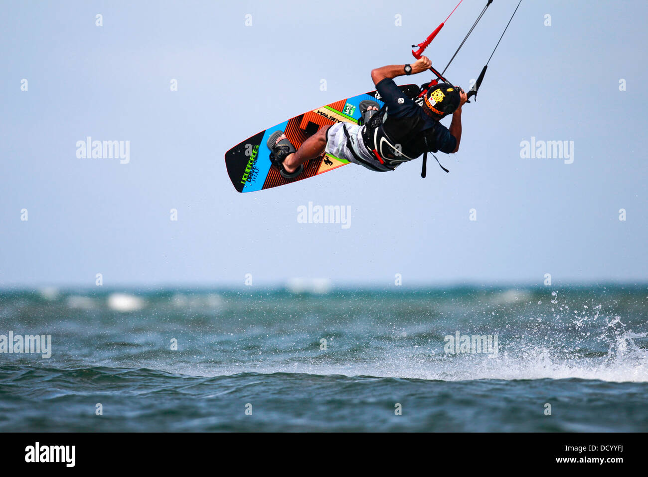 Un kiteboarder en plein vol au-dessus d'un lac. Banque D'Images