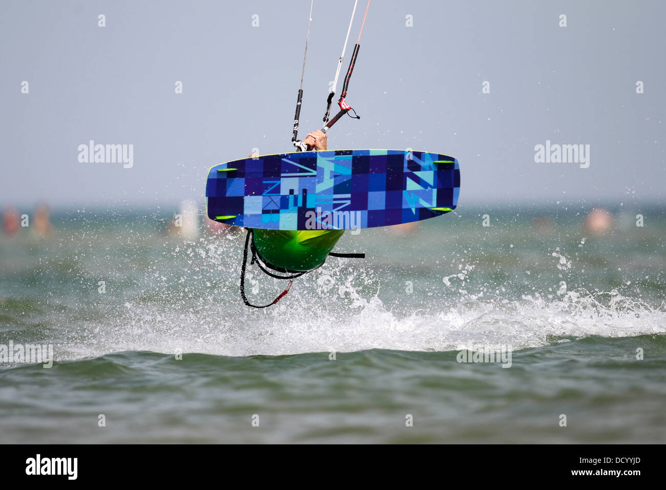 Un kiteboarder en plein vol au-dessus d'un lac. Banque D'Images