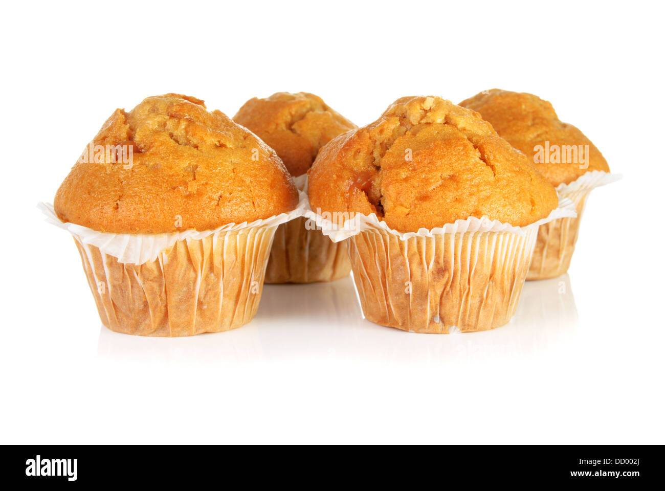 Muffins à la crème de caramel sur fond blanc Banque D'Images