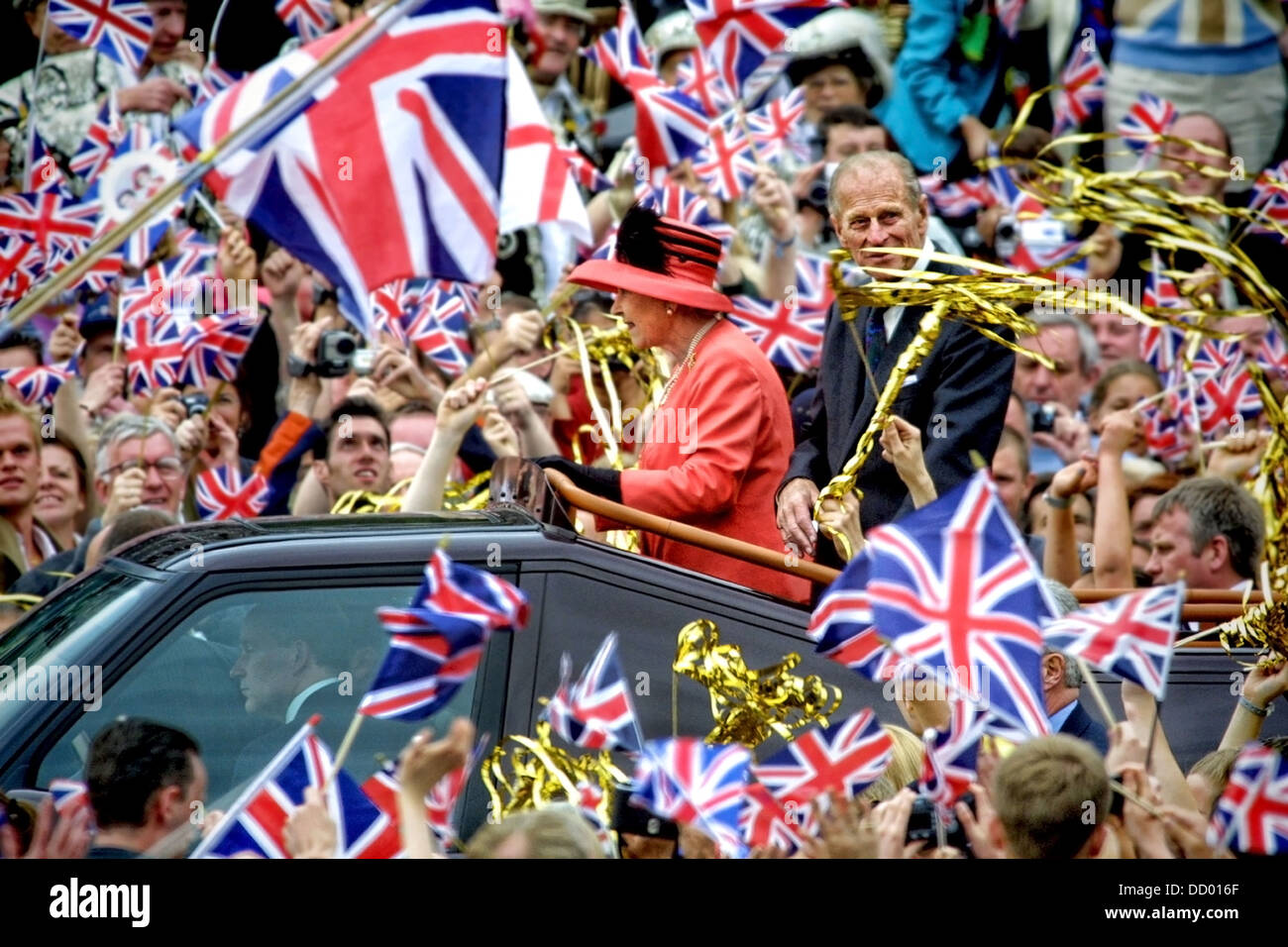 La reine Elizabeth II et Philip Duke d'Édimbourg se déplacent le long de la route Mall pendant les célébrations du Jubilé d'or à Londres en 2002 Banque D'Images