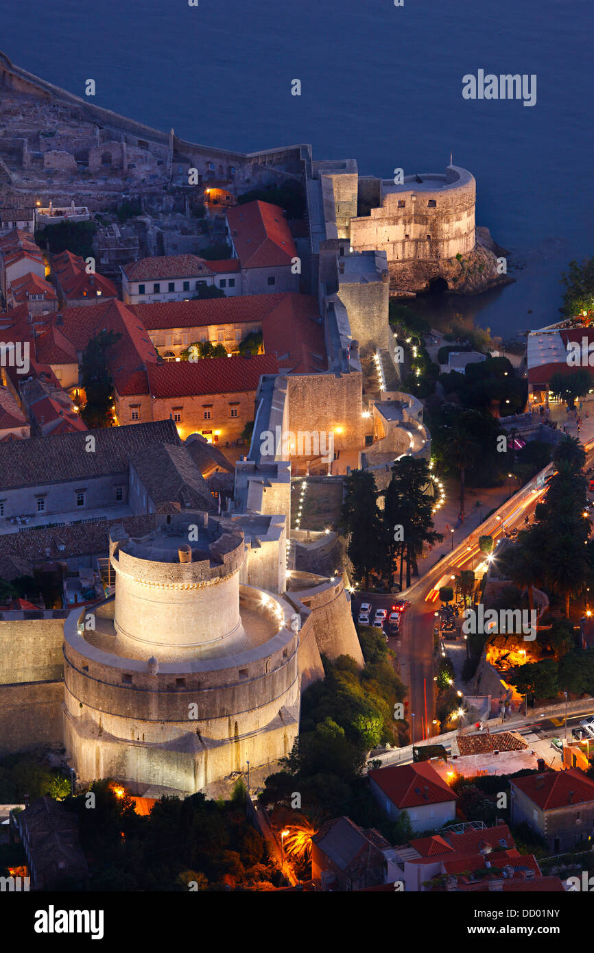 Crioatia Dubrovnik. Les murs de la ville avec fort Minceta avant. Banque D'Images