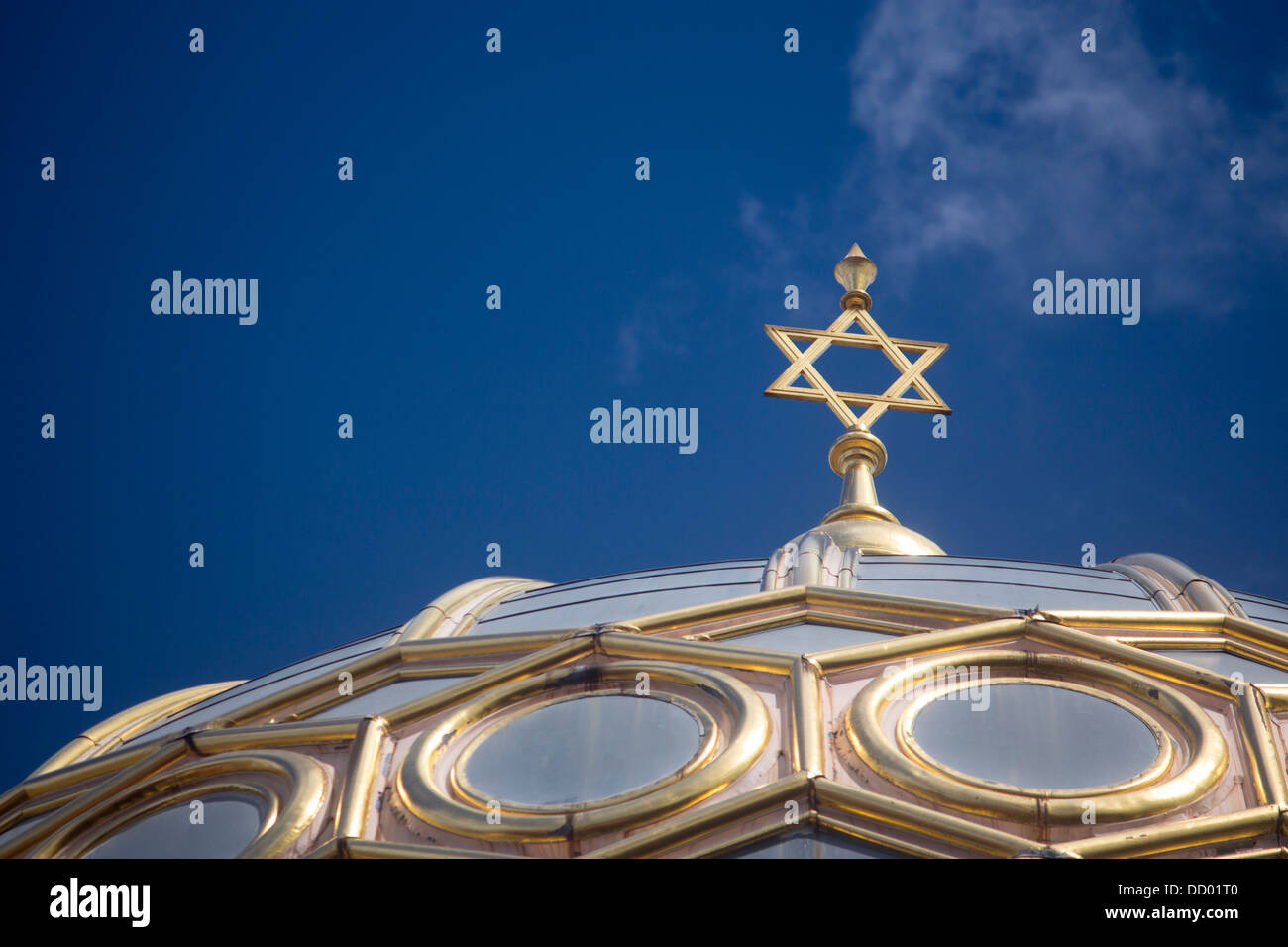 Neue Synagoge Nouvelle Synagogue étoile de David sur le dôme avec ciel bleu Scheunenviertel Oranienburger Strasse Mitte Berlin Allemagne Banque D'Images