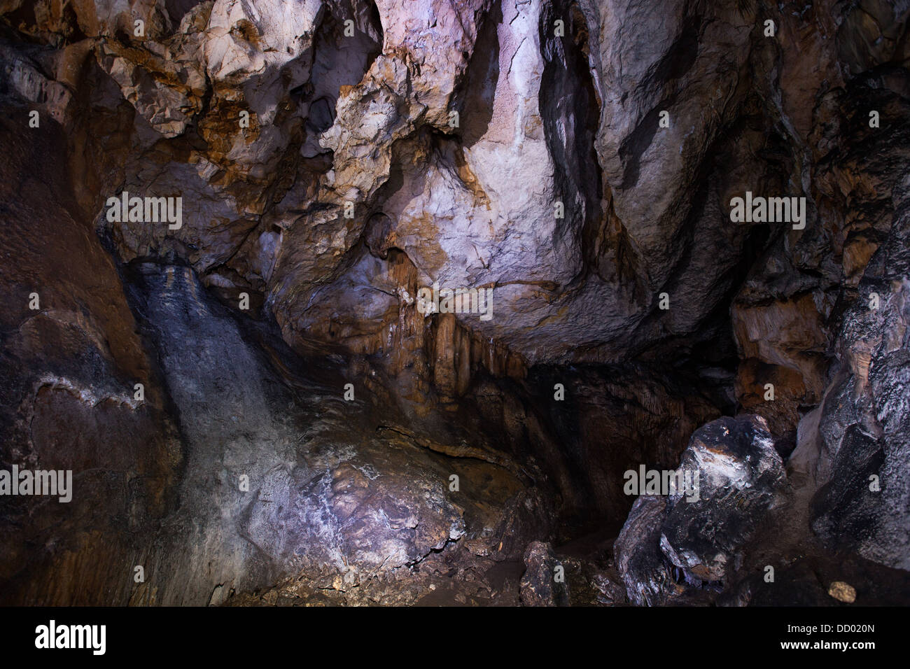 Dans une grotte de Crimée sur le plateau Chatyr-dag Banque D'Images