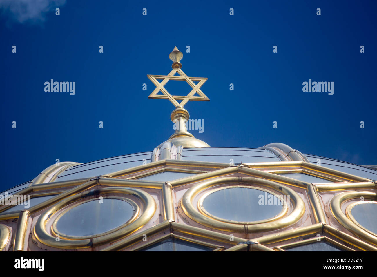 Neue Synagoge Nouvelle Synagogue étoile de David sur le dôme avec ciel bleu Scheunenviertel Oranienburger Strasse Mitte Berlin Allemagne Banque D'Images