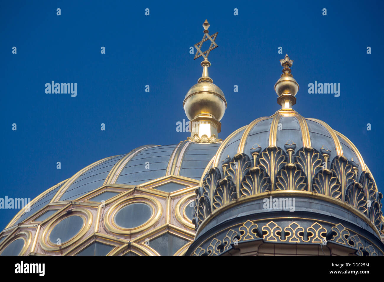 Neue Synagoge Nouvelle Synagogue étoile de David sur le dôme avec ciel bleu Scheunenviertel Oranienburger Strasse Mitte Berlin Allemagne Banque D'Images