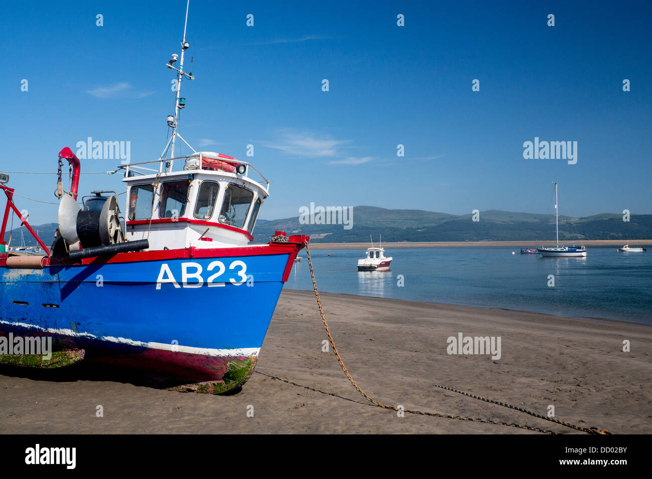 Aberdovey Aberdyfi bateau de pêche sur la plage de l'estuaire de la rivière avec vue sur les montagnes de Gwynedd Mid Wales UK Banque D'Images