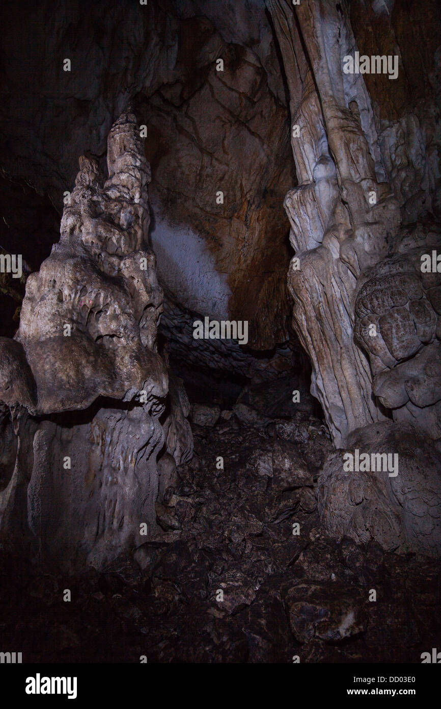 Dans une grotte de Crimée sur le plateau Chatyr-dag Banque D'Images