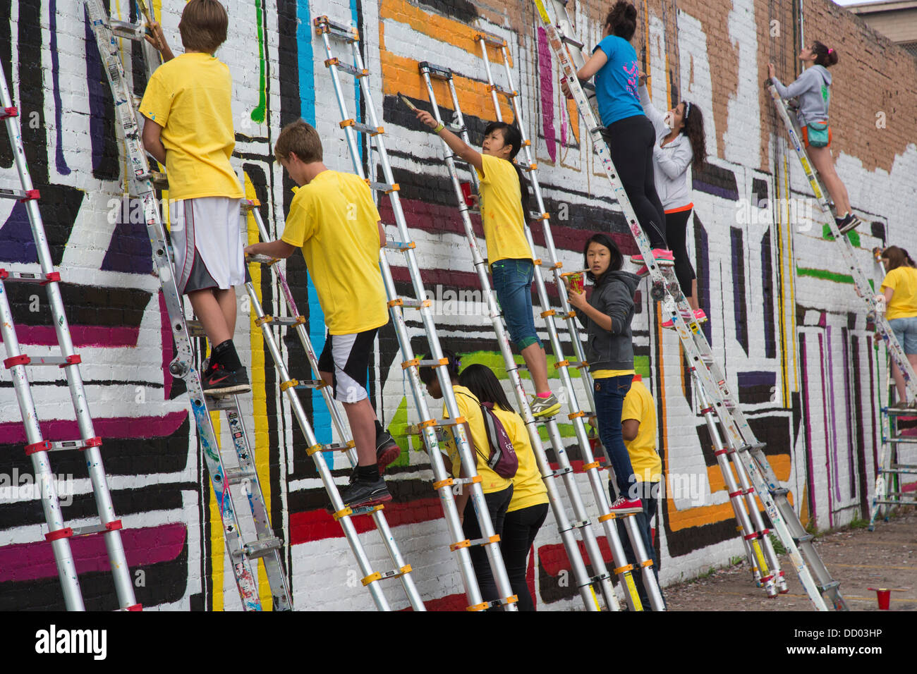 Les bénévoles de l'école secondaire un mur de peinture Banque D'Images