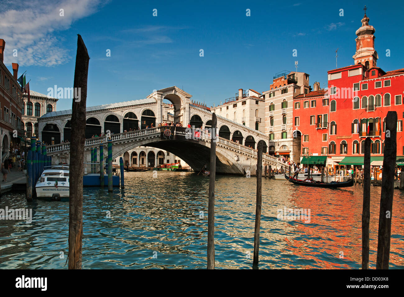 Le Pont du Rialto (Ponte di Rialto) est enjambant le Grand Canal à Venise, Italie Banque D'Images