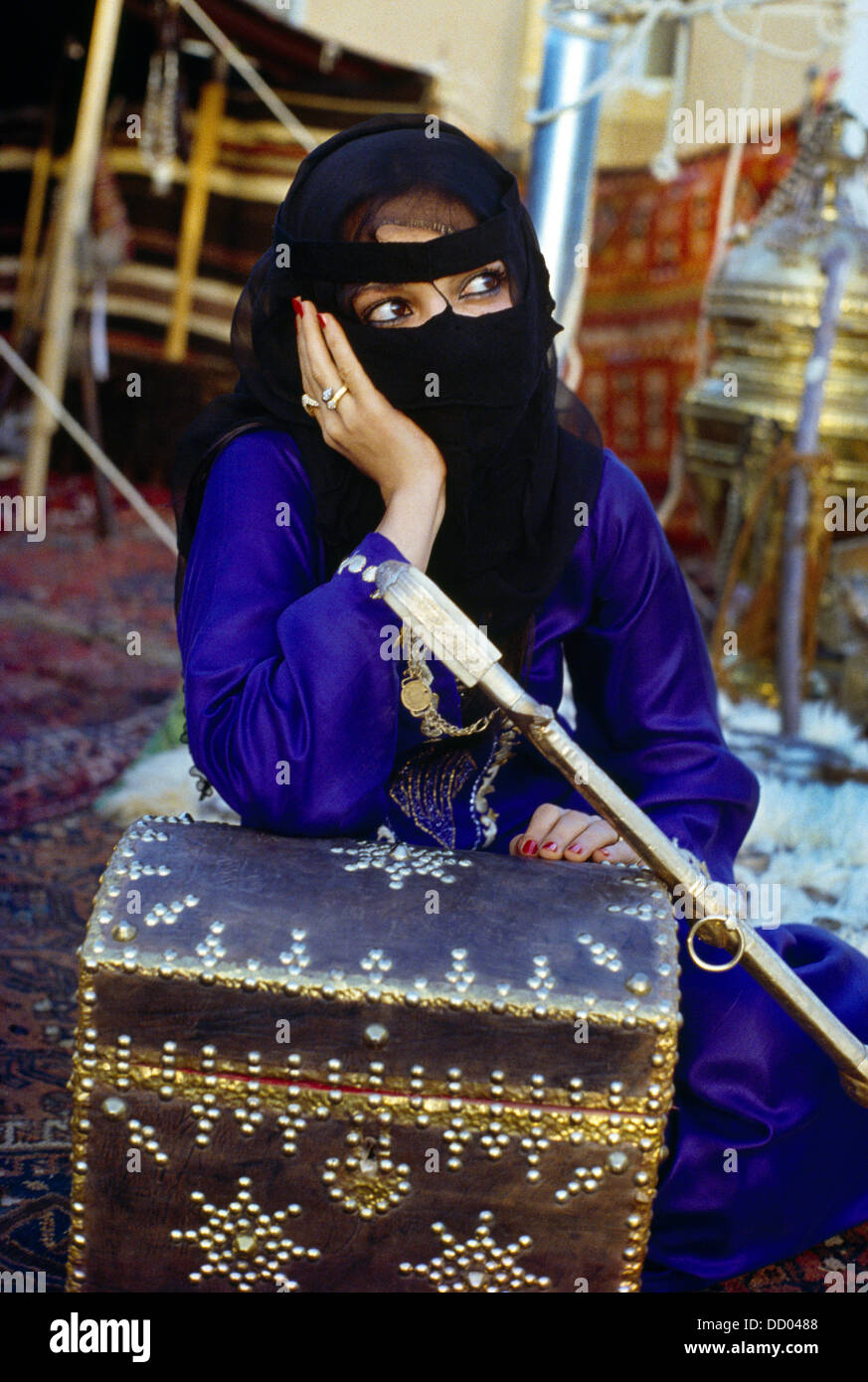 L'Arabie saoudite femme robe traditionnelle burqa (voile) Tronc décoré  Photo Stock - Alamy
