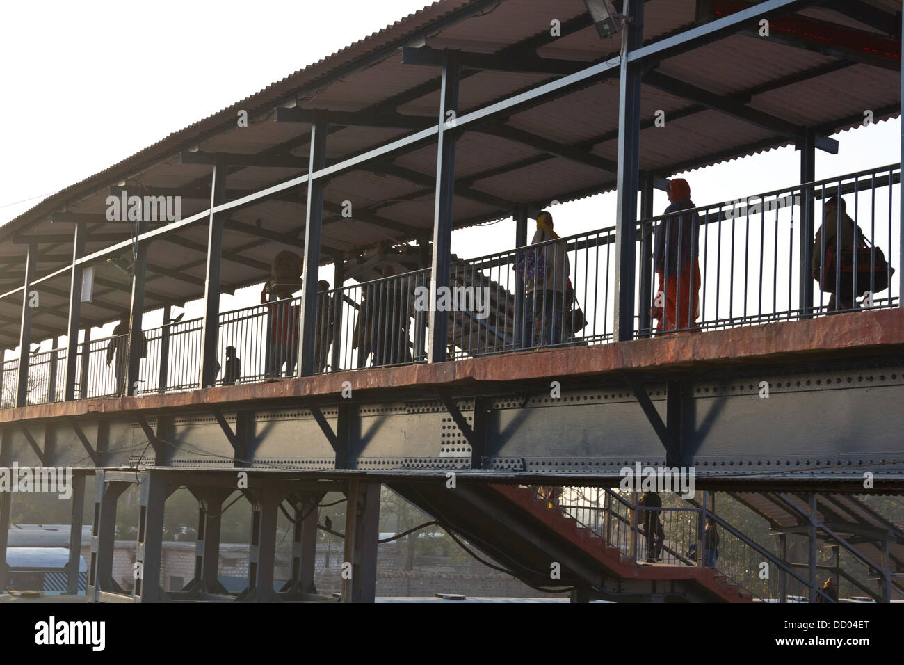 Les passagers sur un pied sur le pont de la gare de Jodhpur, le bridge couvrant les différentes plateformes Banque D'Images