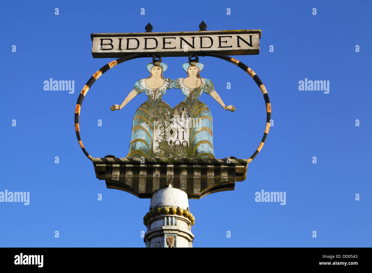 Cranbrook Kent signe village illustrant la femme de Biddenden Eliza et Mary Chulkhurst siamois conjoined) légendaire (jumeaux nés en 1100 décédé à l'âge de 34 ans, UK Banque D'Images