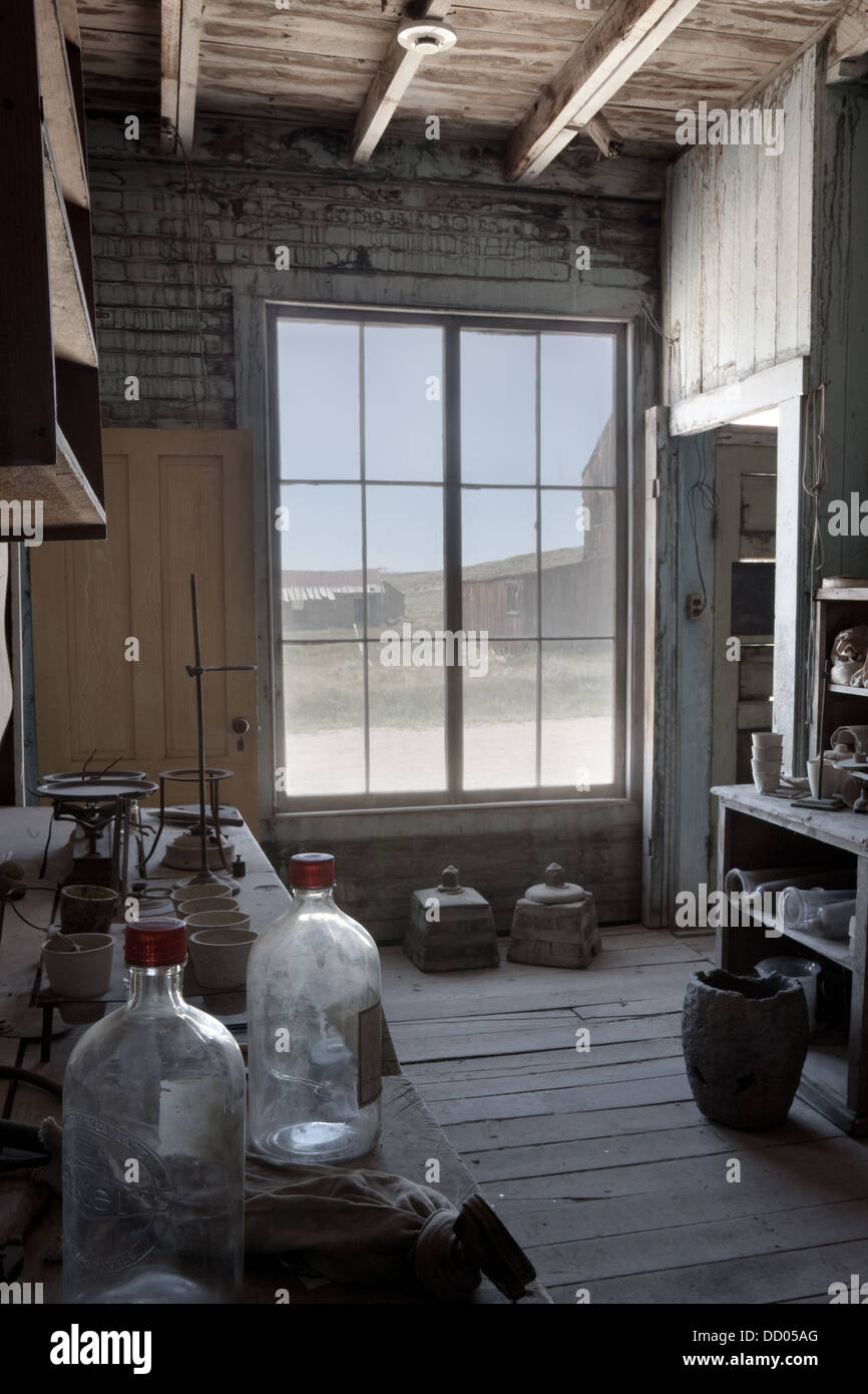Hotel:partie de cuisine, salle de stockage avec des artefacts, et vu à travers la rue, de la fenêtre image désaturée, Bodie pioneer village, Banque D'Images