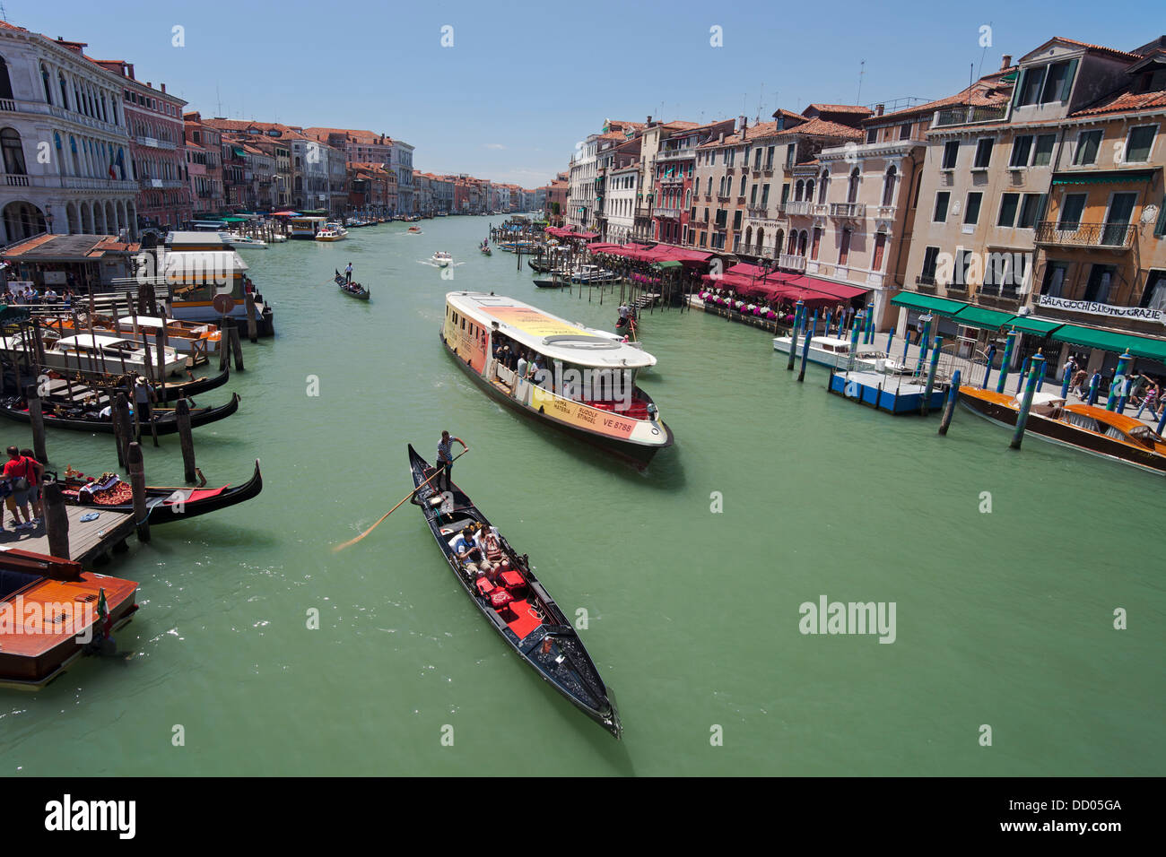 Grand Canal (Canale Grande) vu du Pont du Rialto (Ponte di Rialto), Venise, Italie Banque D'Images
