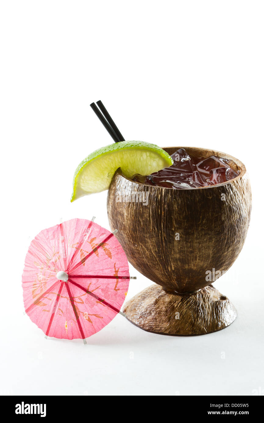 Boisson d'été rafraîchissant servi dans une noix de coco garnie avec une  lime et un parasol Photo Stock - Alamy