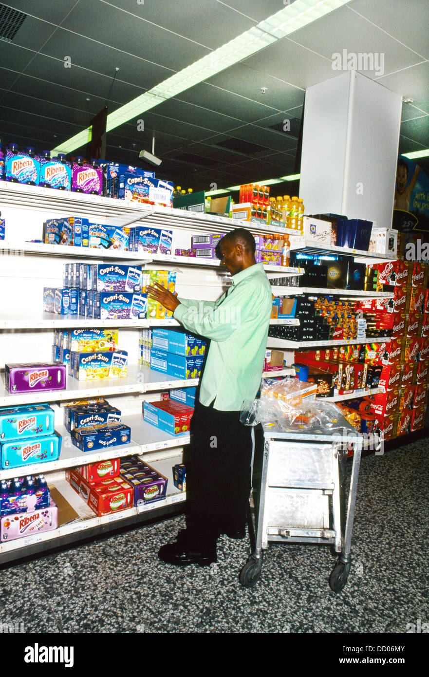 Réapprovisionnement des rayons de supermarché Safeways Shelf Stacker Banque D'Images