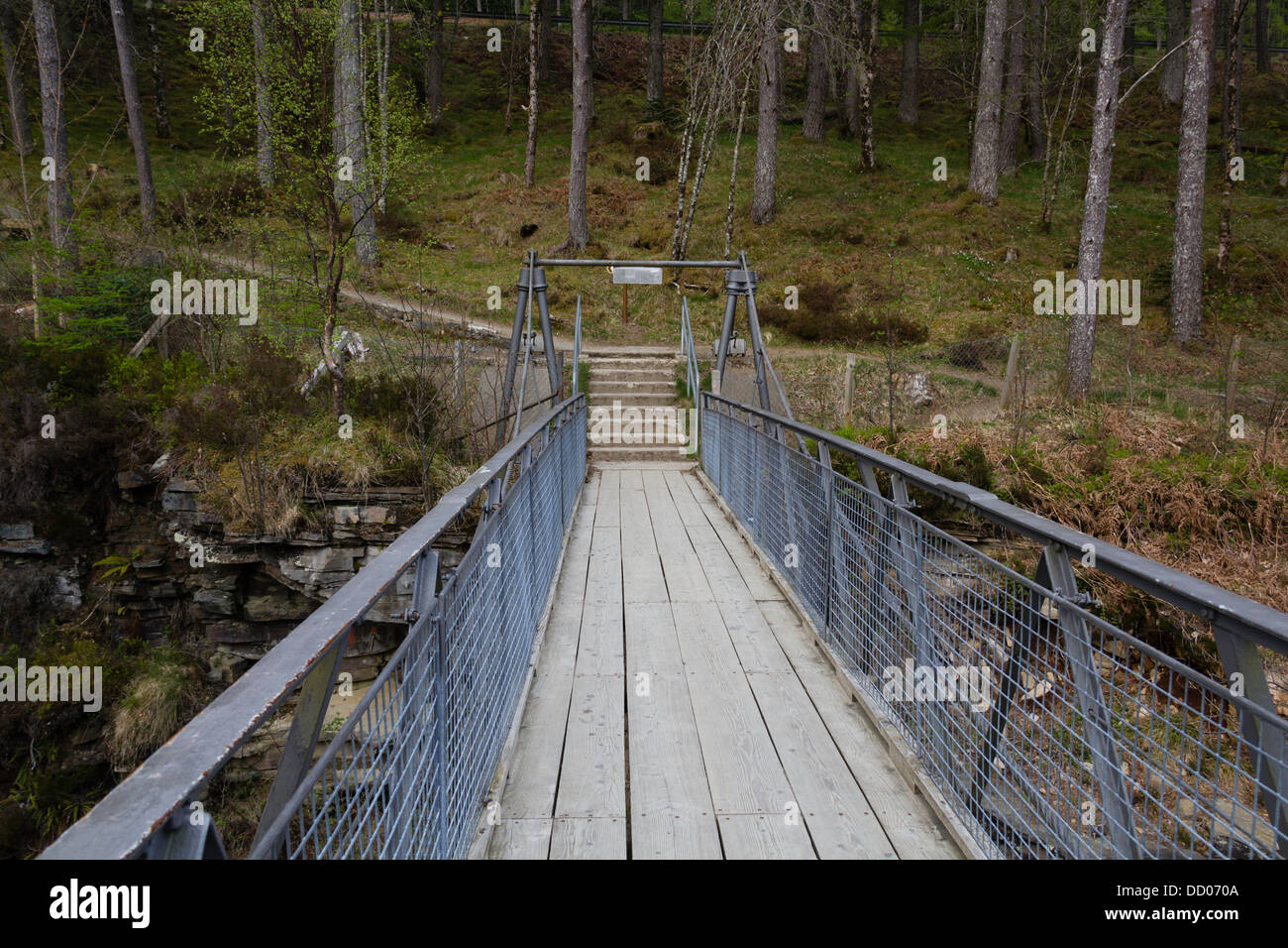 Pont de bois sur la Corrieshalloch Gorge, dans les Highlands en Écosse. Un petit pont précaire sur une gorge étroite. Banque D'Images