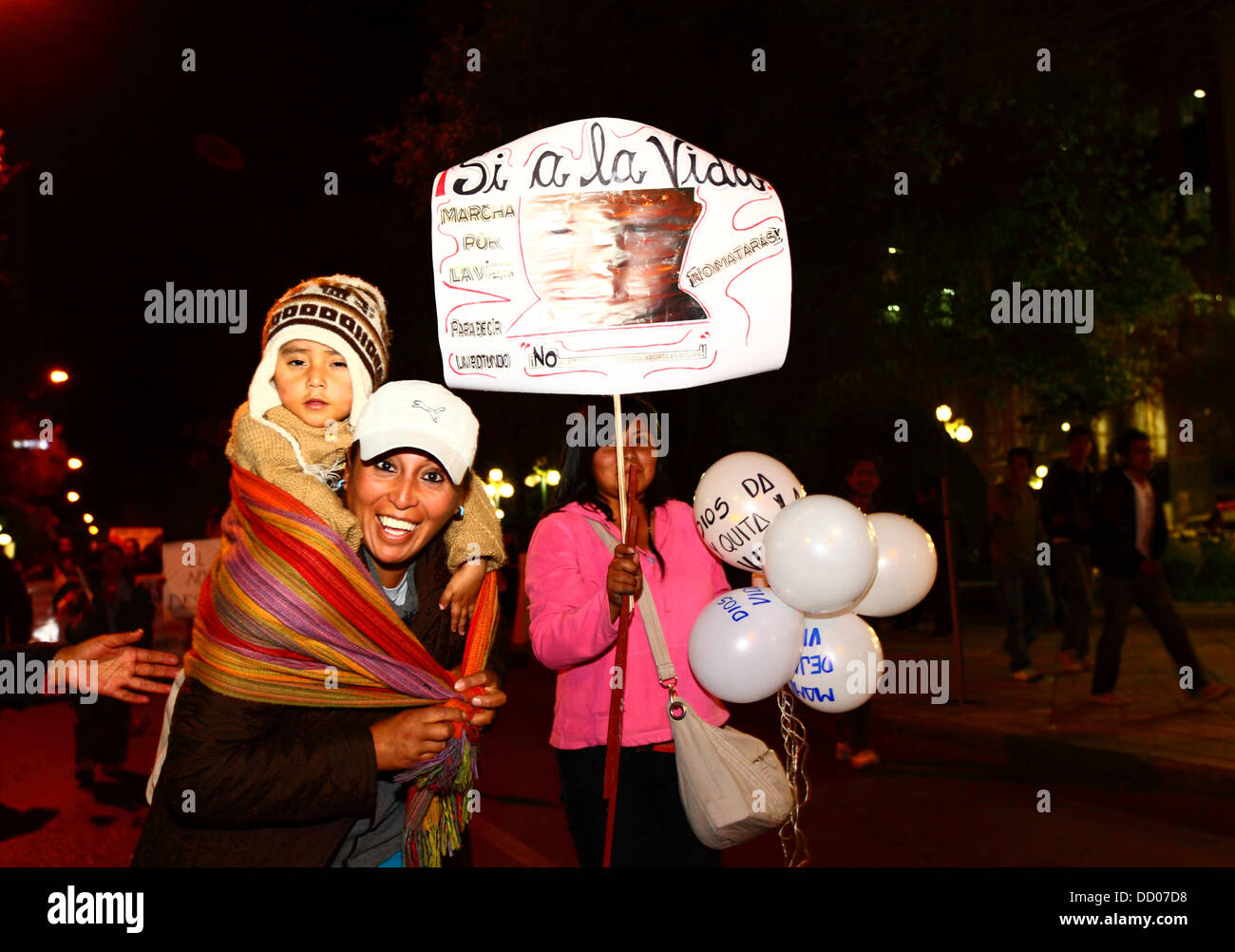 LA PAZ, BOLIVIE, le 22 août 2013. Une dame porte son bébé lors d'une marche organisée par la Red Pro-Vida (Pro Life Network) pour protester contre la dépénalisation de l'avortement. La Bolivie a été de débattre si à dépénaliser l'avortement depuis mars 2012. Credit : James Brunker / Alamy Live News Banque D'Images