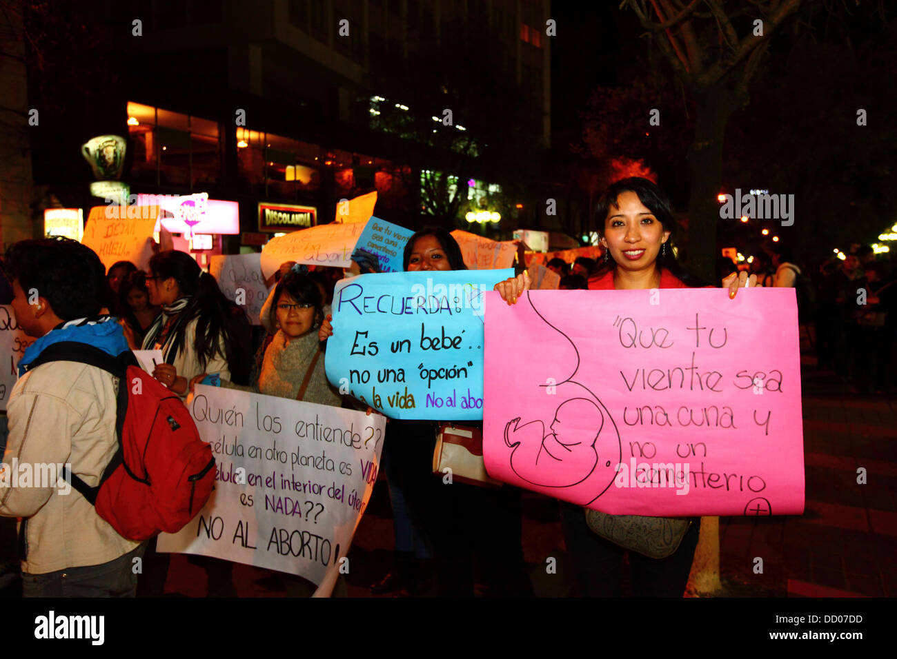 LA PAZ, BOLIVIE, le 22nd août 2013. Les gens participent à une marche organisée par le Red Pro-Vida (Pro Life Network) pour protester contre la dépénalisation de l'avortement. Depuis mars 2012, la Bolivie est en train de débattre de la question de savoir s'il faut décriminaliser l'avortement. Credit: James Brunker / Alamy Live News Banque D'Images