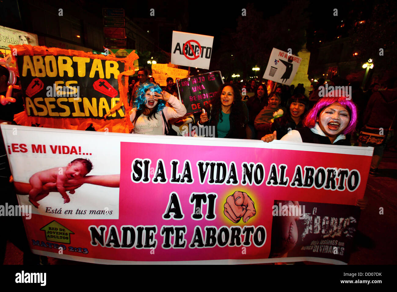 LA PAZ, BOLIVIE, le 22 août 2013. Les gens prennent part à une marche organisée par la Red Pro-Vida (Pro Life Network) pour protester contre la dépénalisation de l'avortement. La Bolivie a été de débattre si à dépénaliser l'avortement depuis mars 2012. Credit : James Brunker / Alamy Live News Banque D'Images