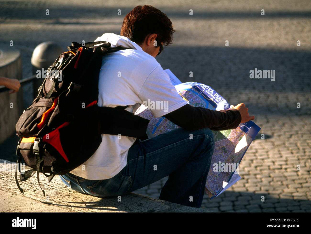 Rome Italie Plaza Polperto avec sac à dos à l'homme à la carte Banque D'Images