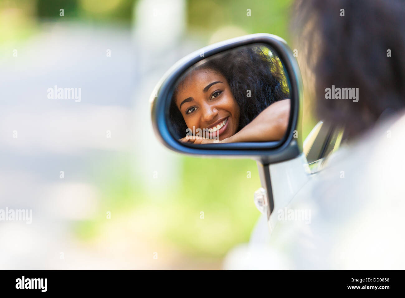 Les jeunes adolescents noir conducteur assis dans sa nouvelle voiture décapotable - peuple africain Banque D'Images