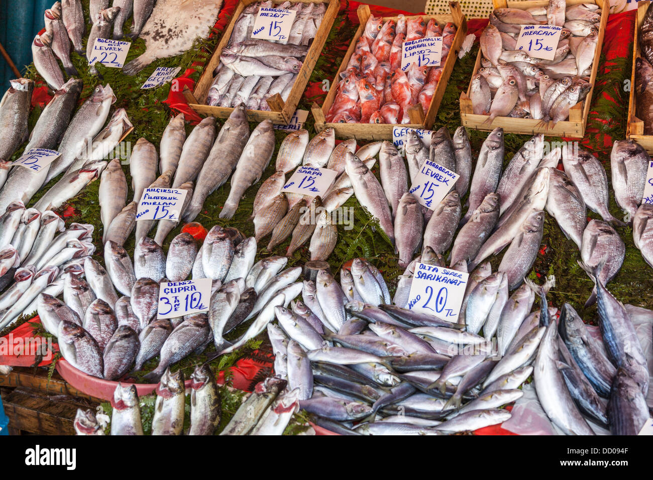 Pour la vente de poisson dans le marché aux poissons sur le quai à côté du pont de Galata, Istanbul, Turquie Banque D'Images
