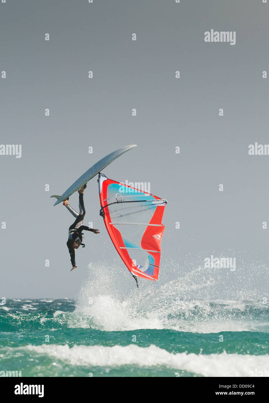 Un Windsurfer retourne à l'envers sur l'eau au large de la plage de Valdevaqueros, Tarifa, Cadix, Andalousie, Espagne Banque D'Images