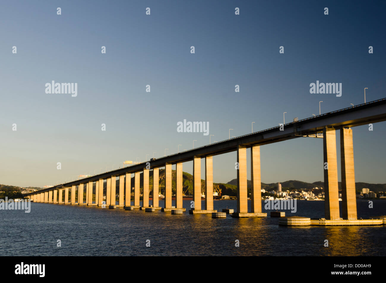 Nitreoy Rio Bridge, l'un des plus grands ponts dans le monde, la traversée de la baie de Guanabara, Rio de Janeiro, Brésil Banque D'Images