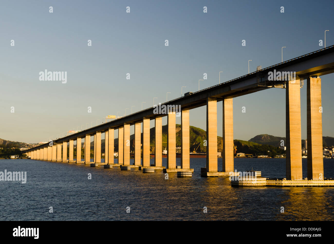 Nitreoy Rio Bridge, l'un des plus grands ponts dans le monde, la traversée de la baie de Guanabara, Rio de Janeiro, Brésil Banque D'Images