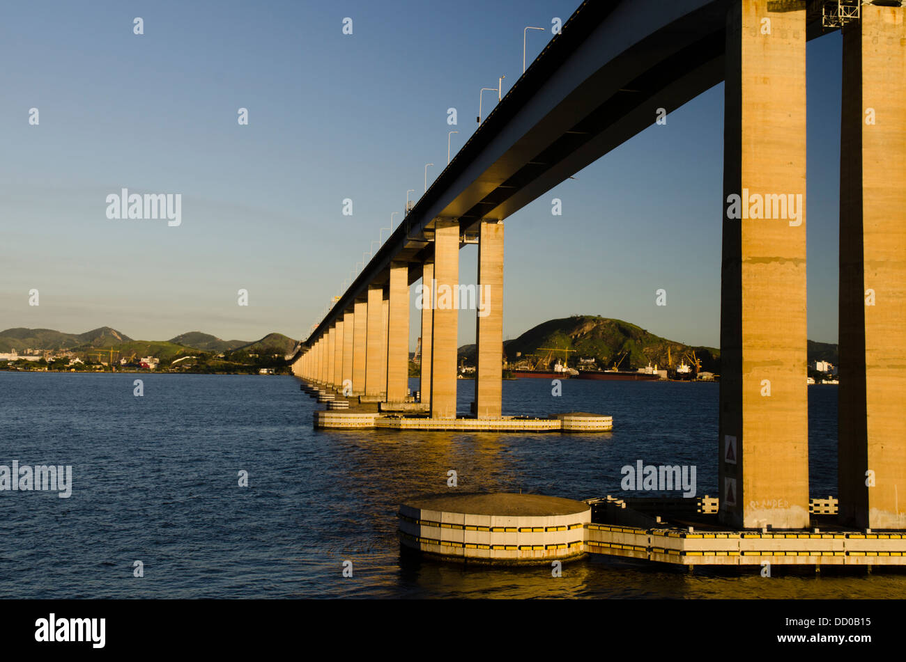 Nitreoy Rio Bridge, l'un des plus grands ponts dans le monde, la traversée de la baie de Guanabara, Rio de Janeiro, Brésil Banque D'Images