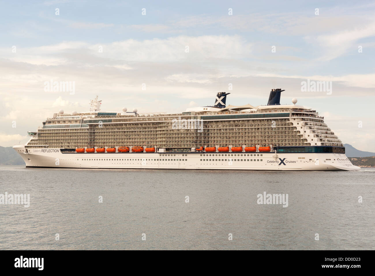 Réflexion Celebrity Cruise ship au départ de Kusadasi, Turquie Banque D'Images