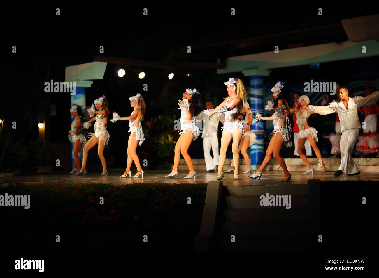 Troupe de danse montrant des scènes de cabaret de La Havane, Cuba Banque D'Images