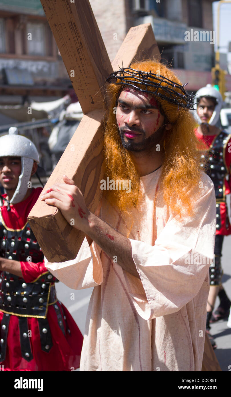 Christian Easter Parade avec Jésus portant la croix - Jodhpur, Rajashtan, Inde Banque D'Images