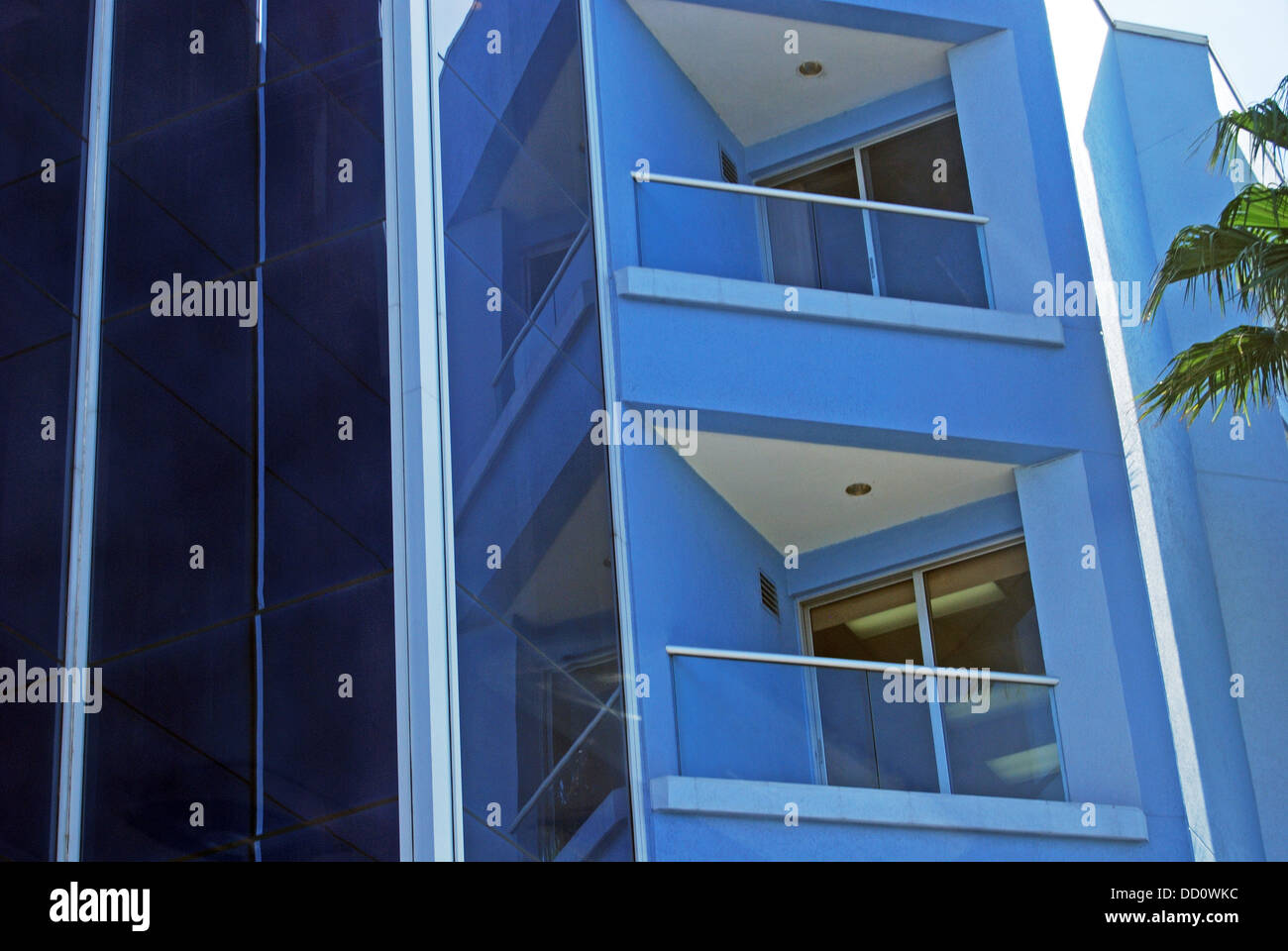 Balcons contemporains, George Town, Grand Cayman, Cayman Islands, Caribbean. Banque D'Images