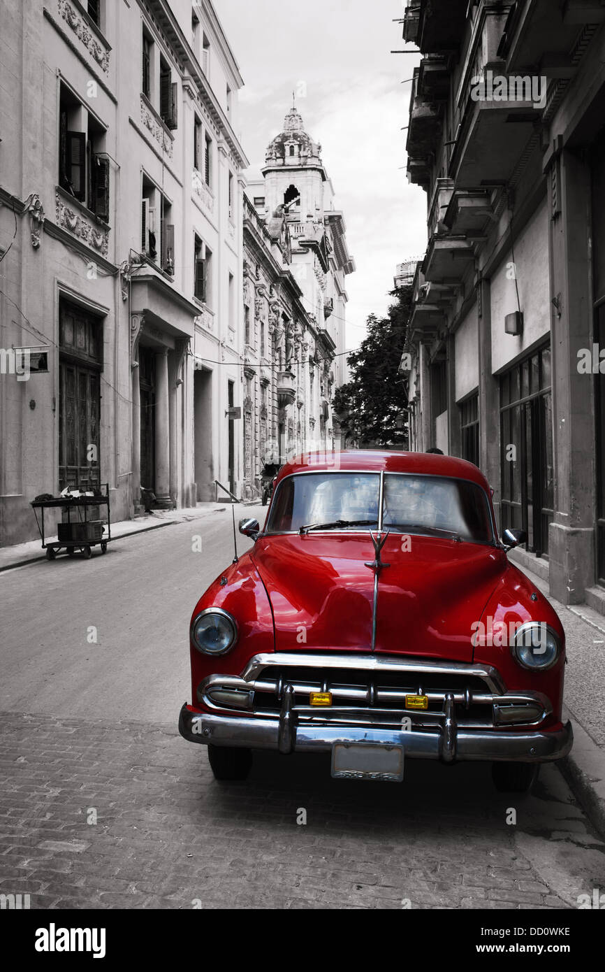 Voiture rétro est utilisé pour le divertissement des touristes. Voiture puissante rouge. Les touristes balade autour de La Havane. Retro Magic appel de la c Banque D'Images