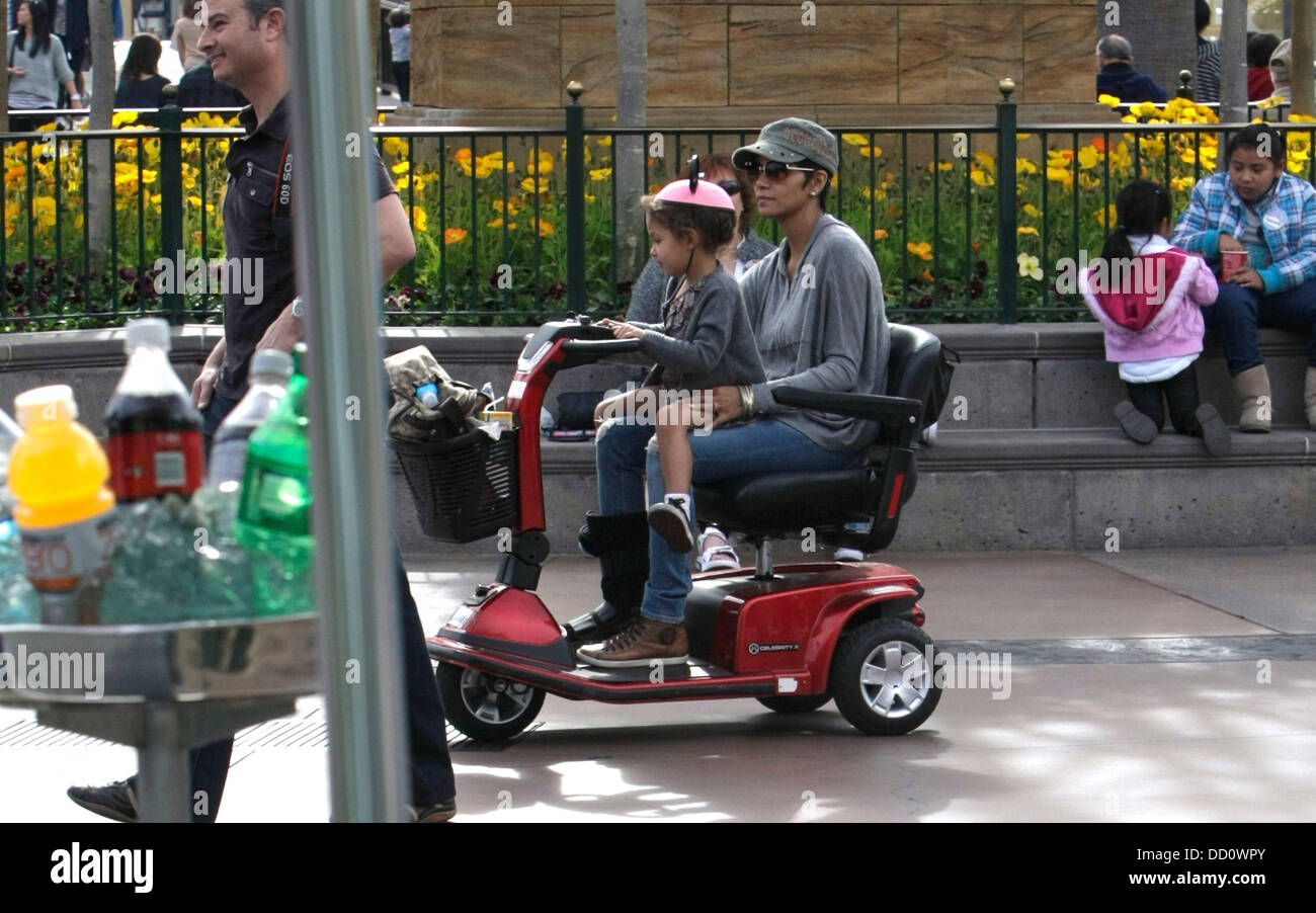 Halle Berry zips autour de Disneyland sur un scooter de mobilité avec sa  fille Nahla Aubrey sur ses genoux Anaheim, Californie - 14.01.12 Photo  Stock - Alamy