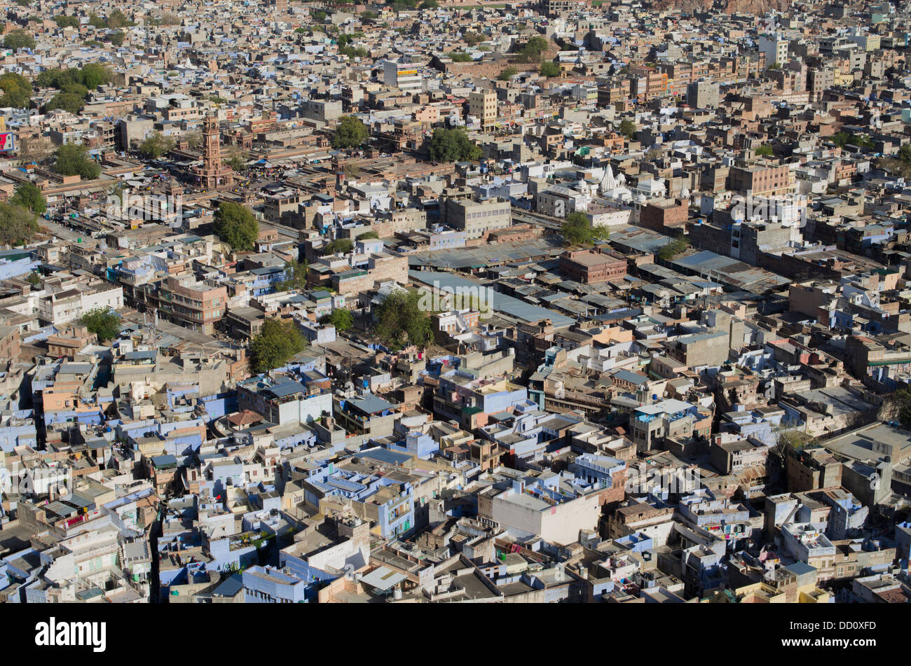Vue aérienne de la ville bleue, Jodhpur, Inde Rajashtan. Sardar Market tour de l'horloge en haut à gauche de l'image. Banque D'Images
