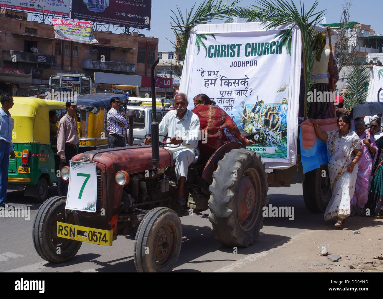 Christian Easter Parade avec Jésus portant la croix - Jodhpur, Rajashtan, Inde Banque D'Images