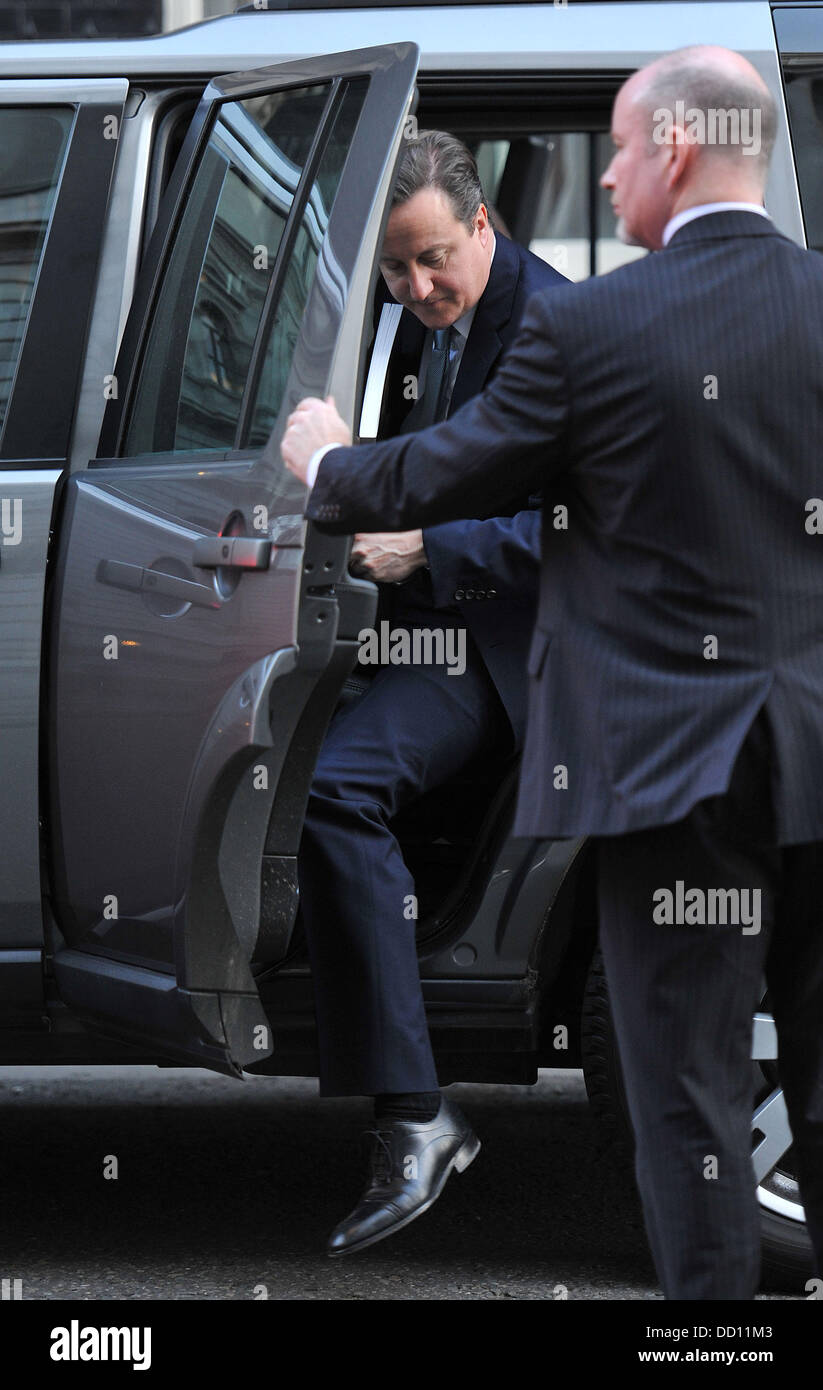 Le premier ministre David Cameron arrive au 10 Downing Street pour le travail tenant un livre sur Léonard de Vinci. Londres, Angleterre - 16.01.12 Banque D'Images