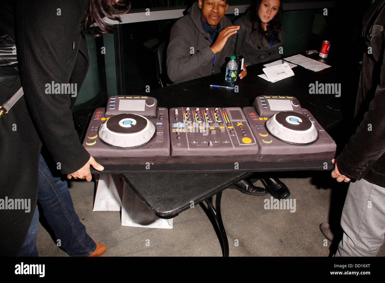 Un Gateau A Theme Dj Turntable Est Apporte Connor Cruise S 17e Anniversaire A La Hyde Lounge Los Angeles Californie 18 01 12 Photo Stock Alamy Un Gateau A Theme Dj Turntable Est Apporte Connor Cruise S 17e Anniversaire A La Hyde Lounge Los Angeles Californie 18 01 12 Photo Stock Alamy