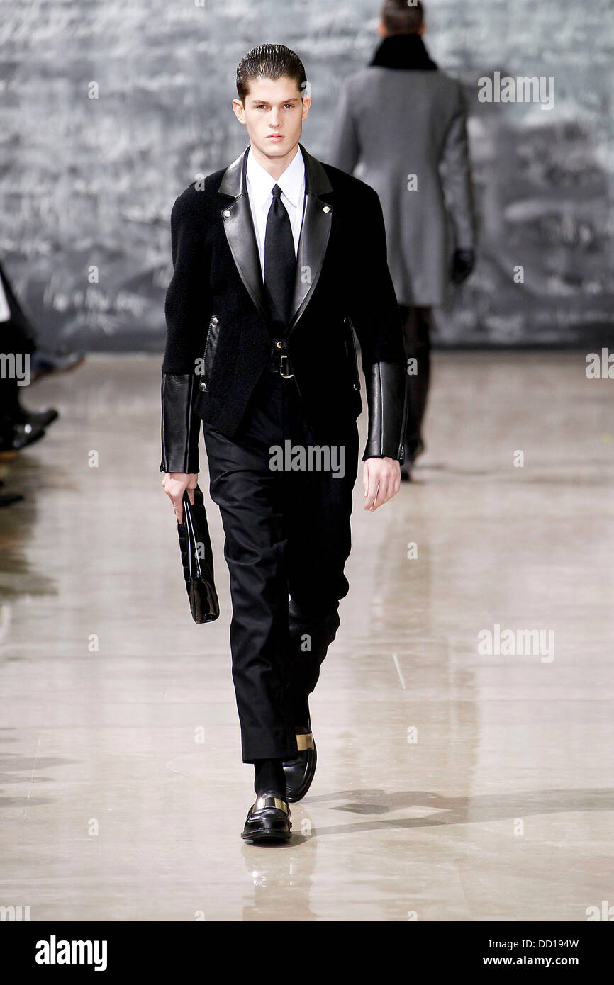 Vêtements pour homme modèle Paris Fashion Week A/W 2013 - Yves Saint Laurent  - podium Paris, France - 20.01.12 Photo Stock - Alamy