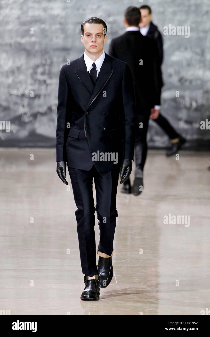 Vêtements pour homme modèle Paris Fashion Week A/W 2013 - Yves Saint Laurent  - podium Paris, France - 20.01.12 Photo Stock - Alamy